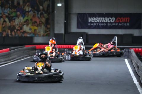Copii în karturi, în plină cursă pe circuitul indoor Red Motor