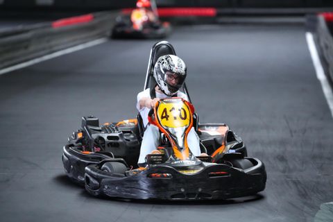 Pilot cu cască albă la volanul unui kart CRG pe circuitul indoor Red Motor