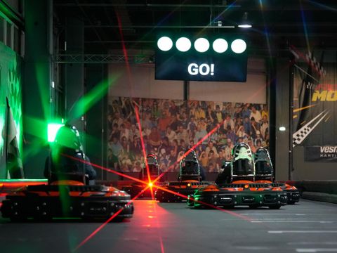 Karturi pe grila de start Red Motor, sub semaforul verde cu mesajul GO!